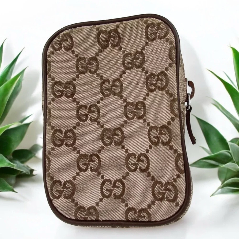 GUCCI Signature Canvas/Leather Pouch 😍